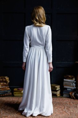 zarif beyaz uzun elbiseli kadın