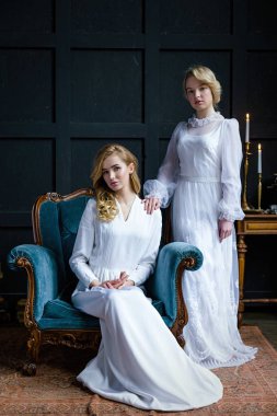 İki kadın vintage elbiseler