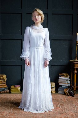 Beyaz vintage elbiseli kadın 