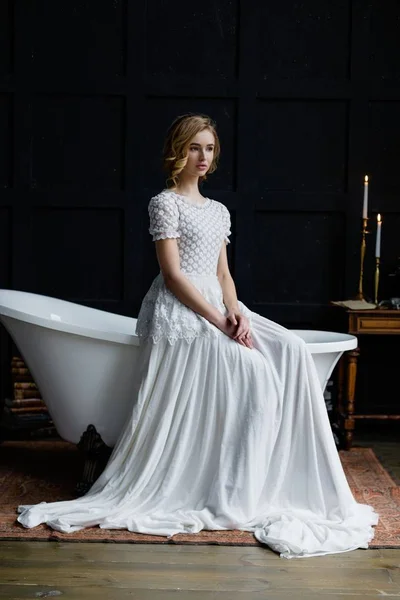 Mulher de vestido branco longo — Fotografia de Stock