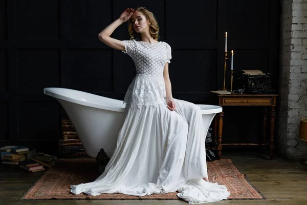 Vrouw in lange witte jurk — Stockfoto