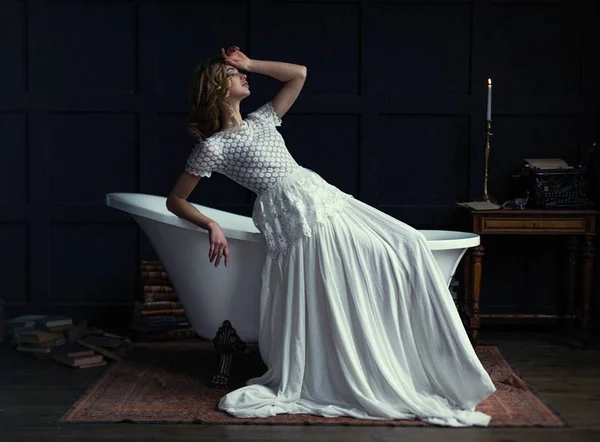 Женщина в длинном белом платье — стоковое фото