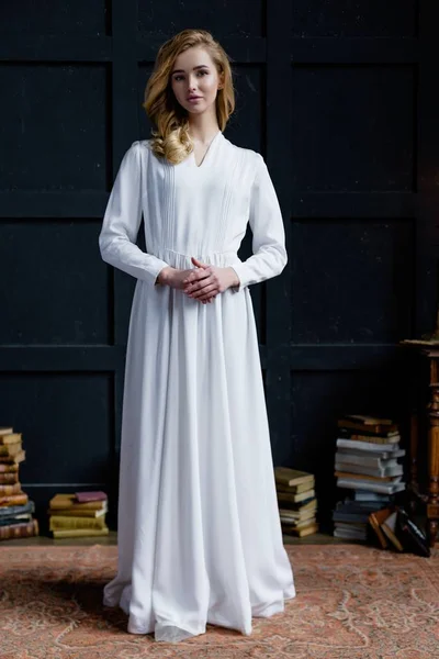 Nő a fehér hosszú ruha — Stock Fotó