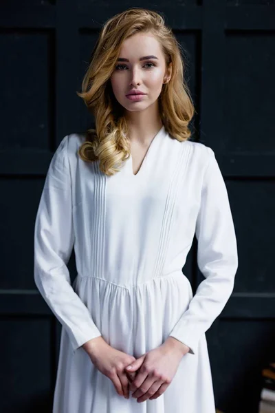 Kvinnan i vit lång klänning — Stockfoto