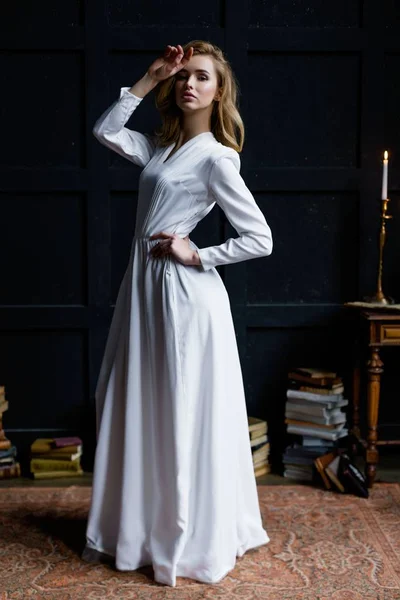 Γυναίκα στο λευκό μακρύ φόρεμα — Φωτογραφία Αρχείου
