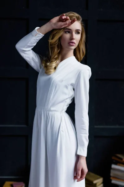 Mulher de vestido longo branco — Fotografia de Stock