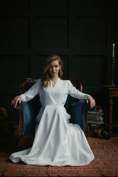 Femme en robe blanche élégante — Photo