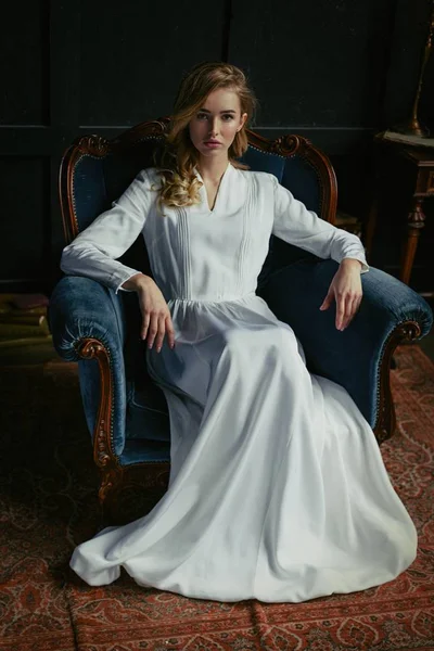 Vrouw in elegante witte jurk — Stockfoto