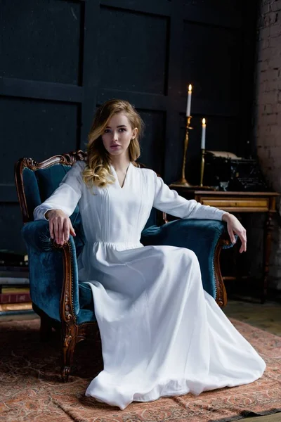 Mujer en elegante vestido blanco — Foto de Stock