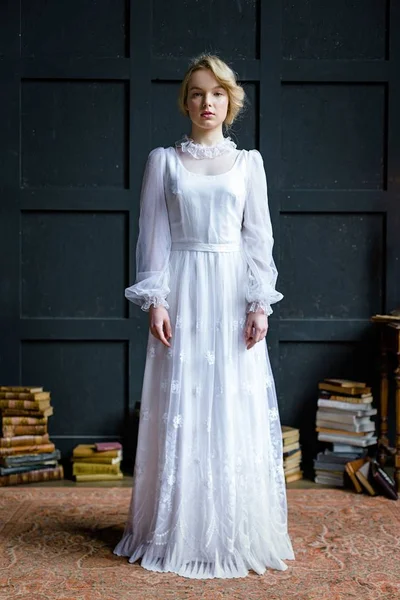 Mulher de vestido vintage branco — Fotografia de Stock