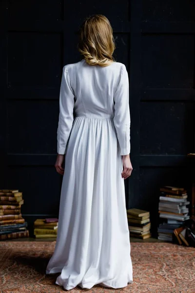 Mujer en vestido largo blanco elegante Fotos De Stock Sin Royalties Gratis