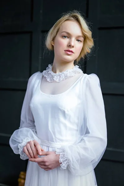 Mujer en vestido vintage blanco — Foto de Stock