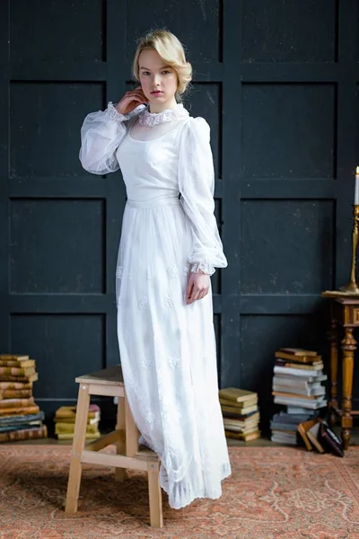 Mujer en vestido vintage blanco — Foto de Stock