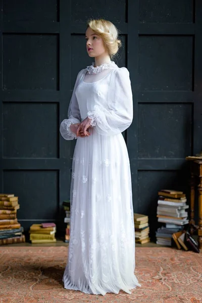 Mujer en vestido vintage blanco — Foto de Stock