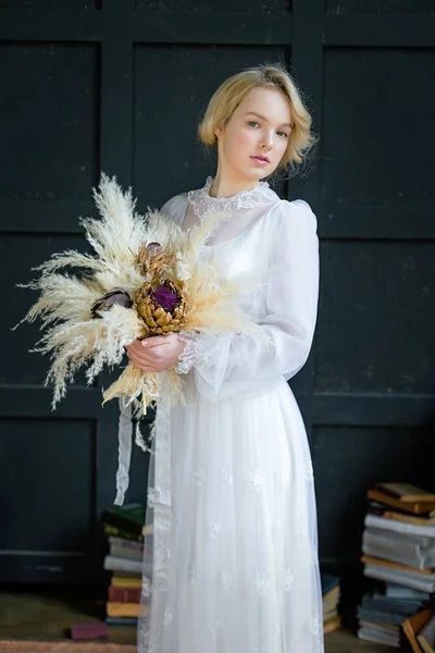 Frau im Vintage-Kleid — Stockfoto