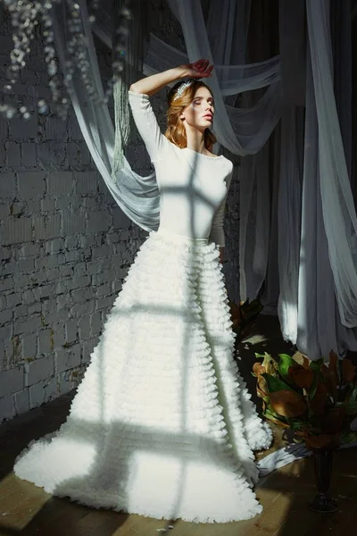 Frau im eleganten langen Kleid — Stockfoto