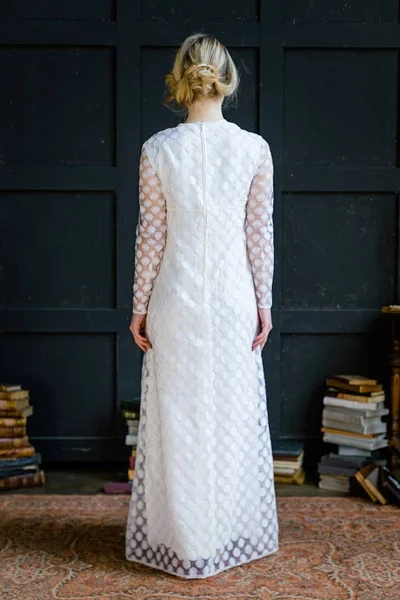 Mujer en vestido blanco — Foto de Stock