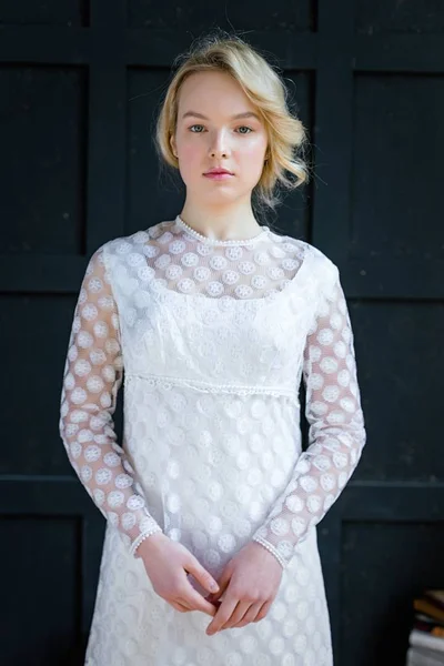 Kvinna i vit klänning — Stockfoto