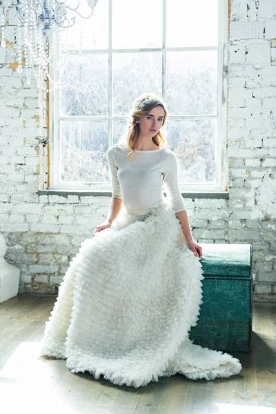 Kvinna i elegant lång klänning — Stockfoto