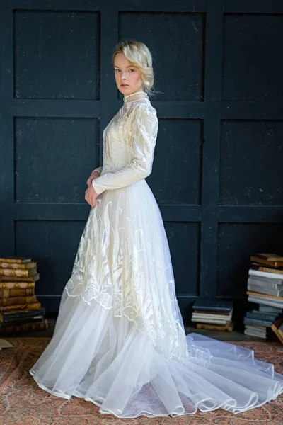 Mujer en vestido vintage —  Fotos de Stock