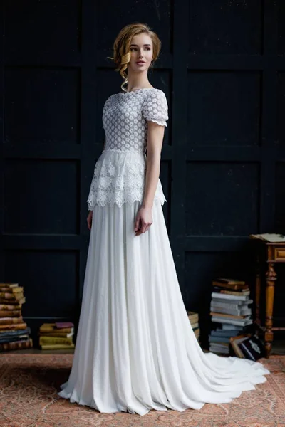 Mujer en vestido blanco largo — Foto de Stock