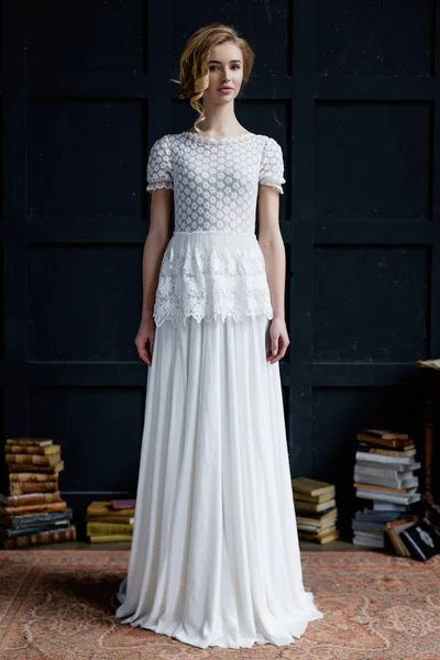 Женщина в длинном белом платье — стоковое фото