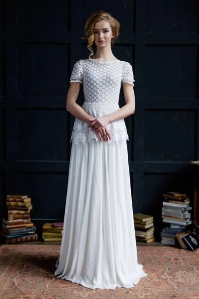 Kvinna i lång vit klänning — Stockfoto