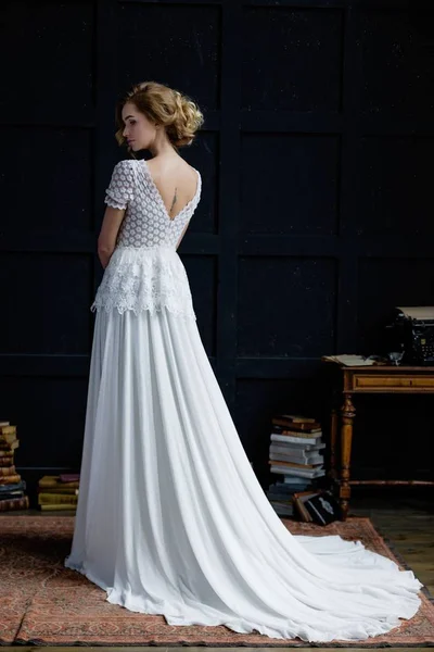 Mulher de vestido branco longo — Fotografia de Stock