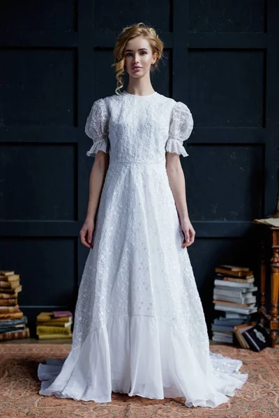 Жінка в довгій білій сукні — стокове фото