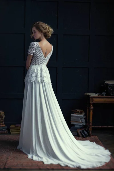 Frau im langen weißen Kleid — Stockfoto