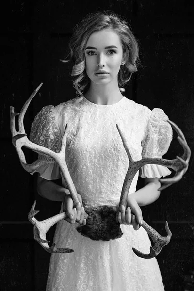 Woman holding horns of deer — Stock Photo, Image