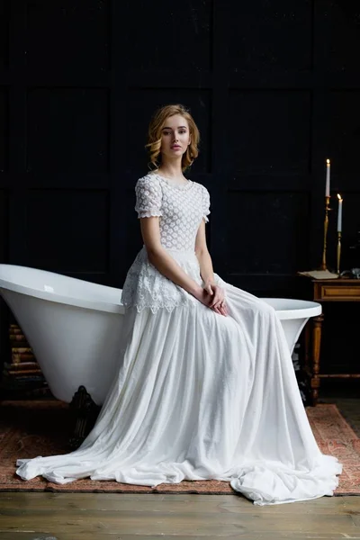 Frau im langen weißen Kleid — Stockfoto