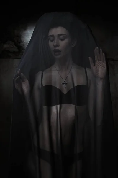 Mulher velada por tecido preto puro — Fotografia de Stock