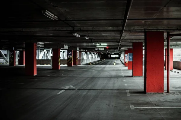 Підземна автостоянка — стокове фото
