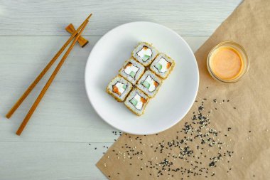 Suşi tabakta yuvarlanıyor.