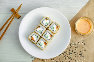 Suşi tabakta yuvarlanıyor.