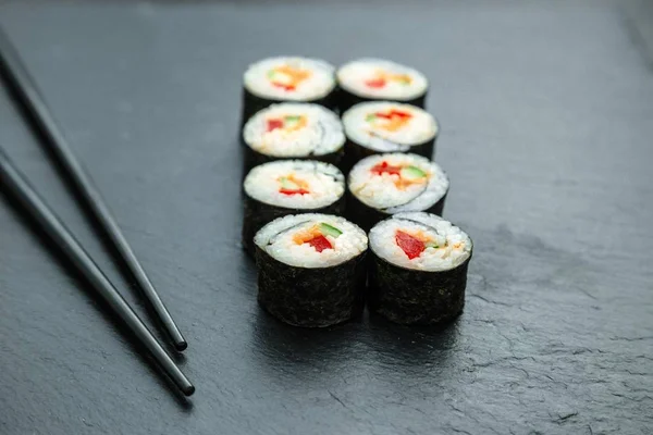 Sabrosos rollos de maki — Foto de Stock