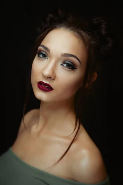 Brunette vrouw met make-up — Stockfoto