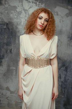 Zarif elbiseli genç bayan.