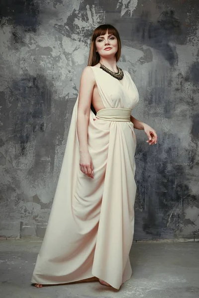 Mujer joven en vestido elegante — Foto de Stock