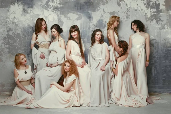 Mulheres em vestidos de estilo grego antigo — Fotografia de Stock