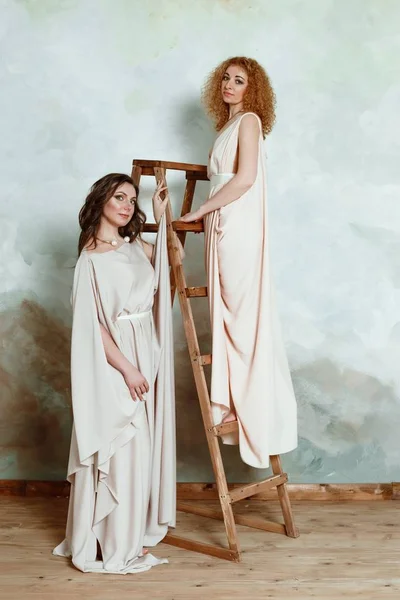 Mulheres em vestidos de estilo grego antigo — Fotografia de Stock