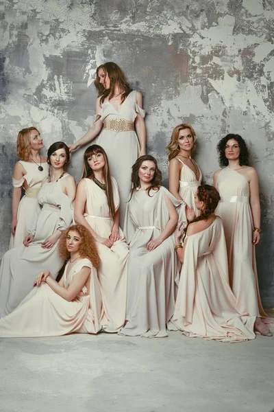 Femmes dans des robes de style grec antique — Photo