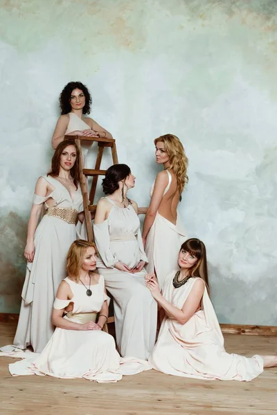 在古希腊风格的衣服的妇女 — 图库照片