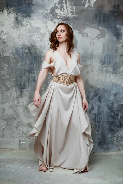 Ung kvinna i elegant klänning — Stockfoto