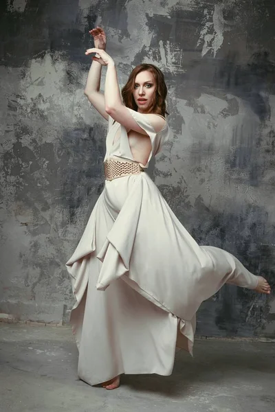 Ung kvinna i elegant klänning — Stockfoto