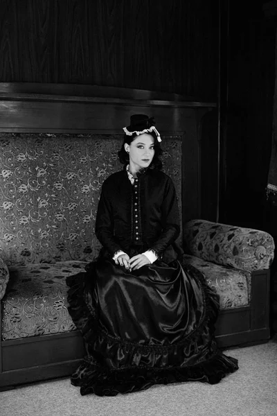 Tren vintage elbiseli kadın — Stok fotoğraf