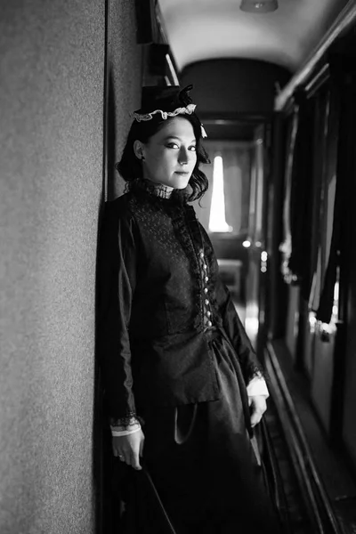Kobieta w sukience vintage w pociągu — Zdjęcie stockowe