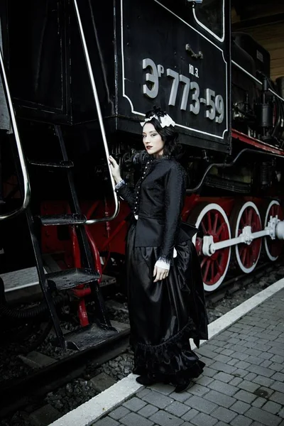 Donna in piedi accanto al vapore Locomotiva — Foto Stock