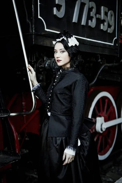 Donna in piedi accanto al vapore Locomotiva — Foto Stock